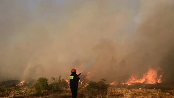 Οριοθετήθηκε η φωτιά στα Σπάτα - Οι φλόγες έκαιγαν σε δύσβατο σημείο