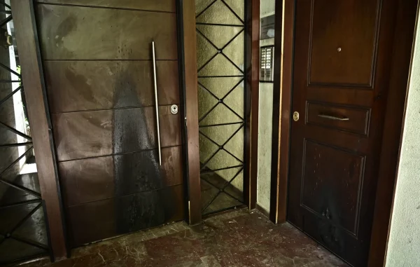 Εμπρηστικές επιθέσεις με γκαζάκια σε βάρος του πρώην προέδρου του ΕΟΔΑΣΑΑΜ και στην πρόεδρο της Επιτροπής Ανταγωνισμού