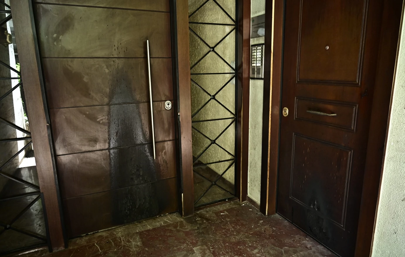 Εμπρηστικές επιθέσεις με γκαζάκια σε βάρος του πρώην προέδρου του ΕΟΔΑΣΑΑΜ και στην πρόεδρο της Επιτροπής Ανταγωνισμού