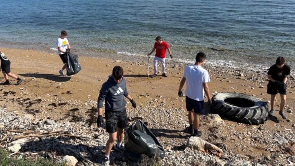 Δράση καθαρισμού της παραλίας Λεκούνας Μαλεσίνας από μαθητές του Γενικού Λυκείου Μαλεσίνας Δήμου Λοκρών