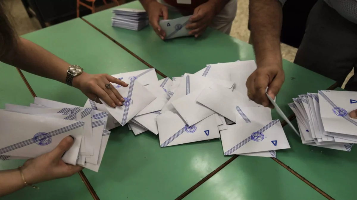 Δημοσκόπηση MRB: Στις 14,1 μονάδες η διαφορά της ΝΔ από τη δεύτερη Πλεύση Ελευθερίας – Τι λένε οι πολίτες για άρση μονιμότητας στο Δημόσιο