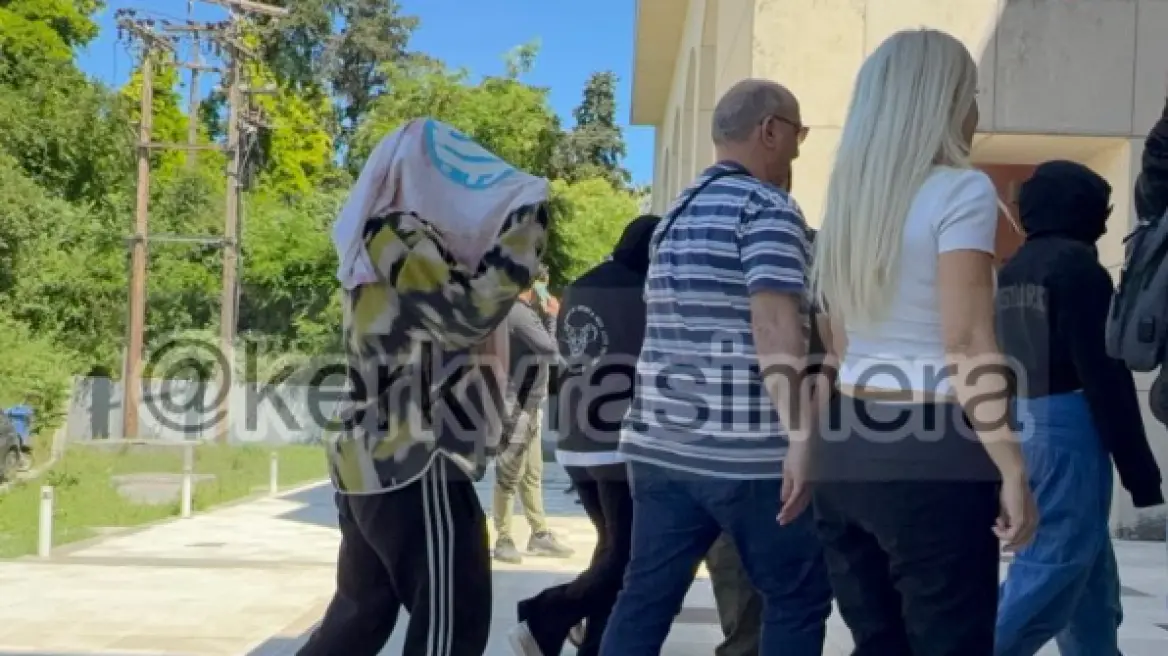 Κέρκυρα: Στα δικαστήρια οι πέντε γυναίκες για τη φωτογράφιση με στύλο του pole dancing στα Παλαιά Ανάκτορα