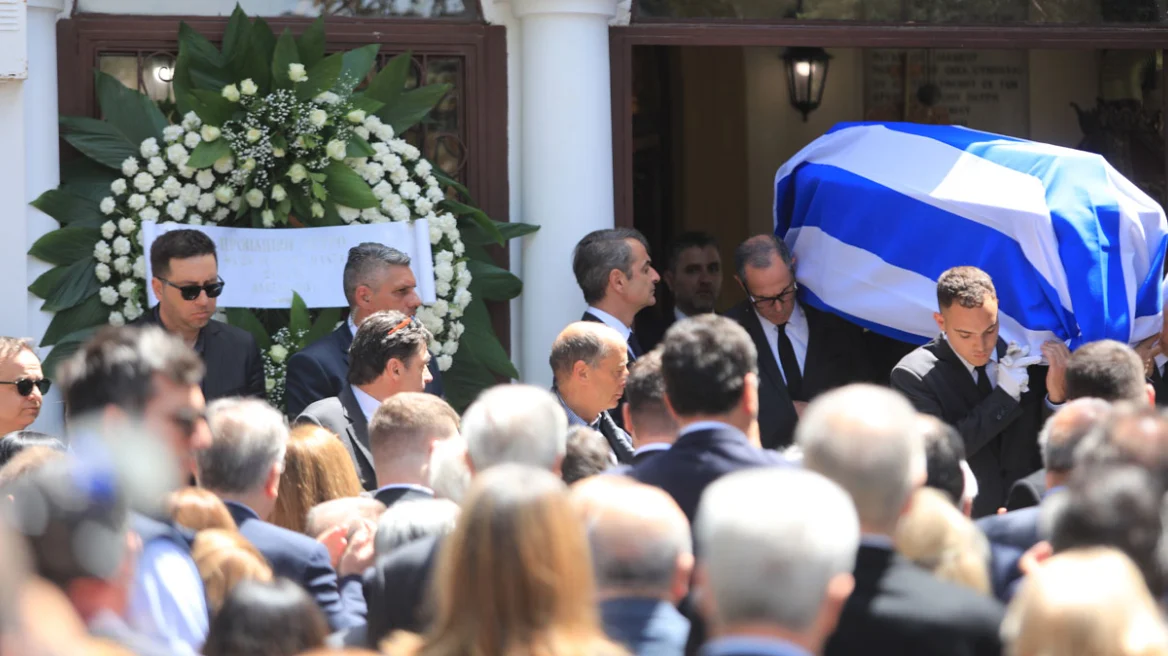 Πέτρος Μολυβιάτης: Με την ελληνική σημαία έφτασε η σορός για την κηδεία