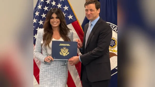 Κίμπερλι Γκίλφοϊλ: Ένα βήμα πιο κοντά στην Ελλάδα – Αποφοίτησε από τη Σχολή των Πρέσβεων