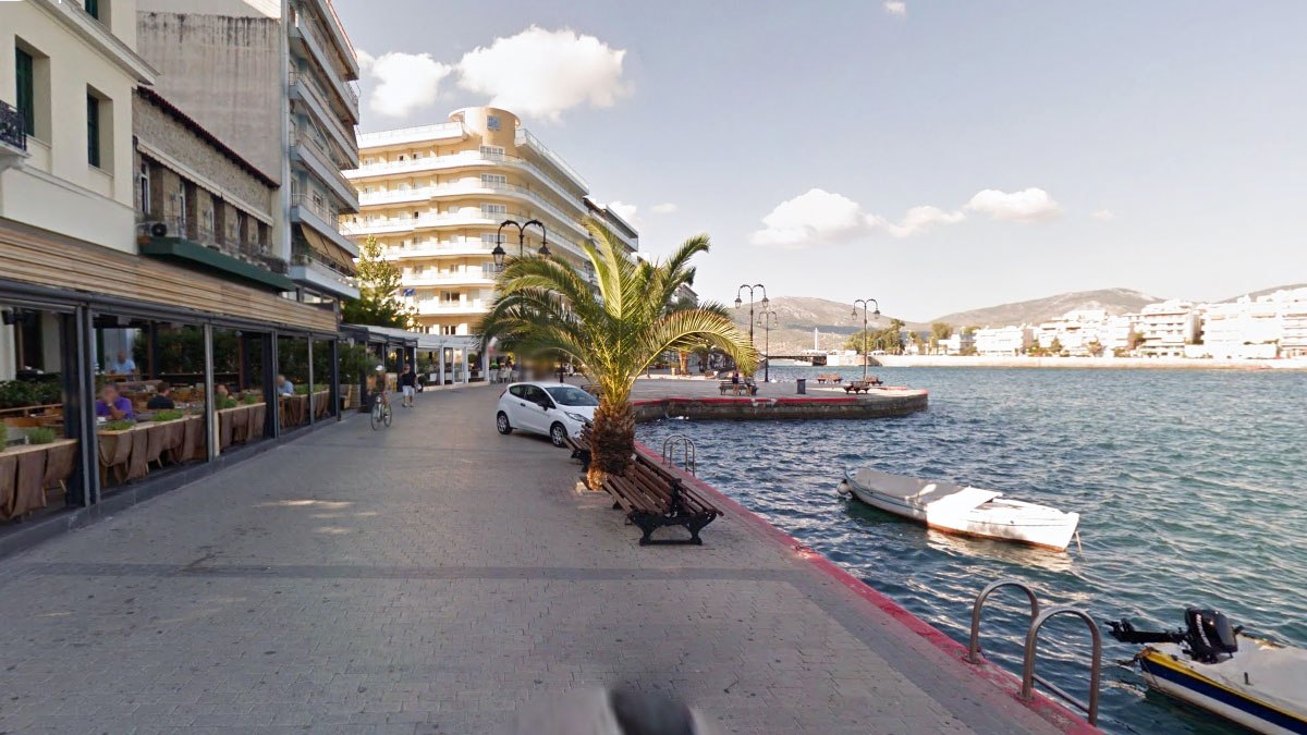 Χαλκίδα: Γυναίκα με κινητικά προβλήματα έβγαλε τα ρούχα της και έπεσε στη θάλασσα