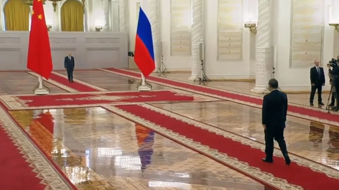 Βίντεο: Πώς υποδέχτηκε ο Πούτιν τον Σι στο Κρεμλίνο - Περπάτησαν μισό λεπτό για να φτάσουν ο ένας στον άλλο