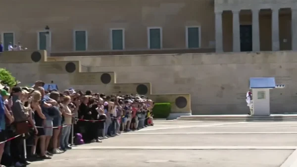 Τουρίστες απ' όλο τον κόσμο «πλημμύρισαν» το Σύνταγμα για την αλλαγή φρουράς στον Άγνωστο Στρατιώτη - Δείτε βίντεο