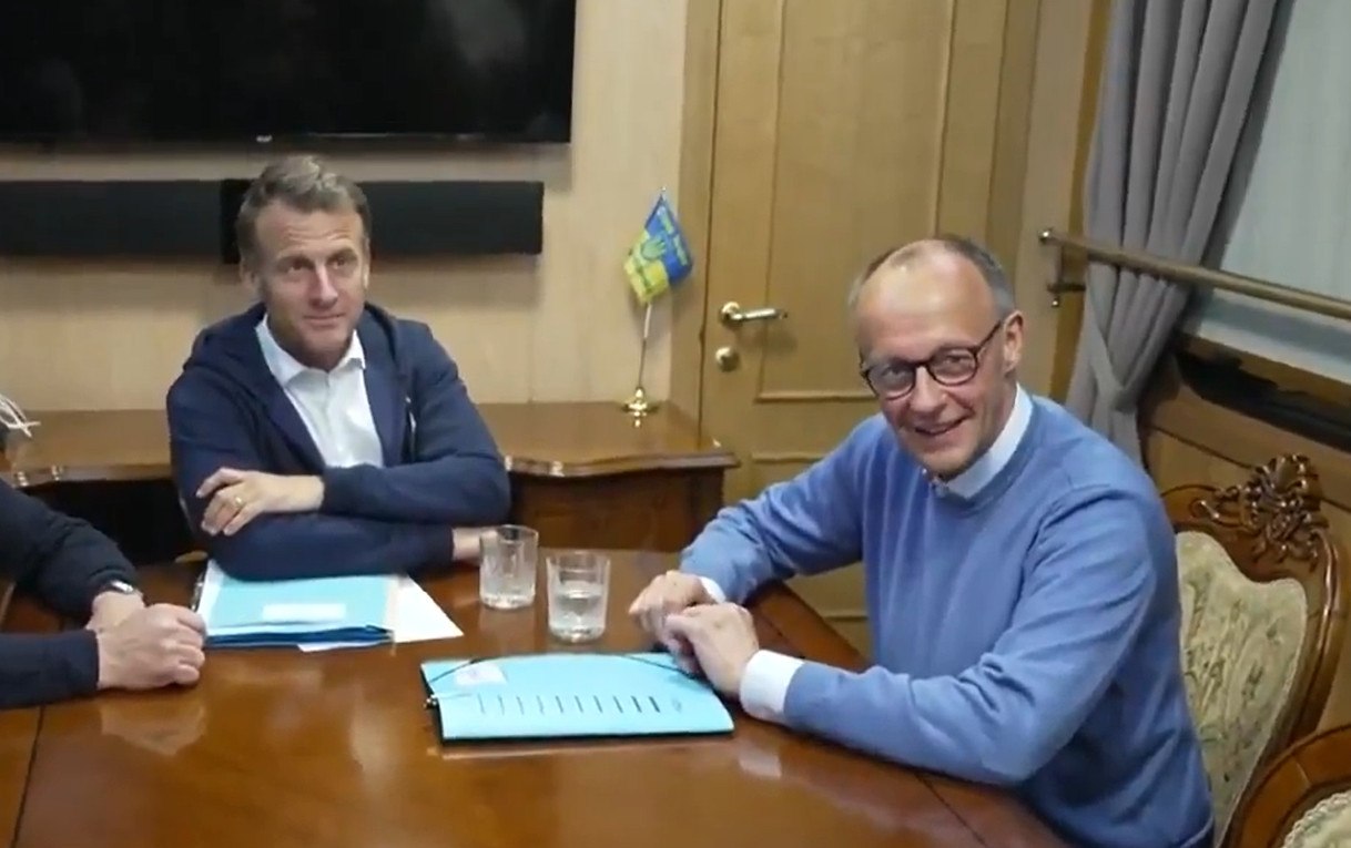 Το Ελιζέ διέψευσε ότι ο Μακρόν έκανε κοκαΐνη με τον Μερτς στο τρένο για το Κίεβο - Τα βίντεο που προκάλεσαν τις θεωρίες συνωμοσίας