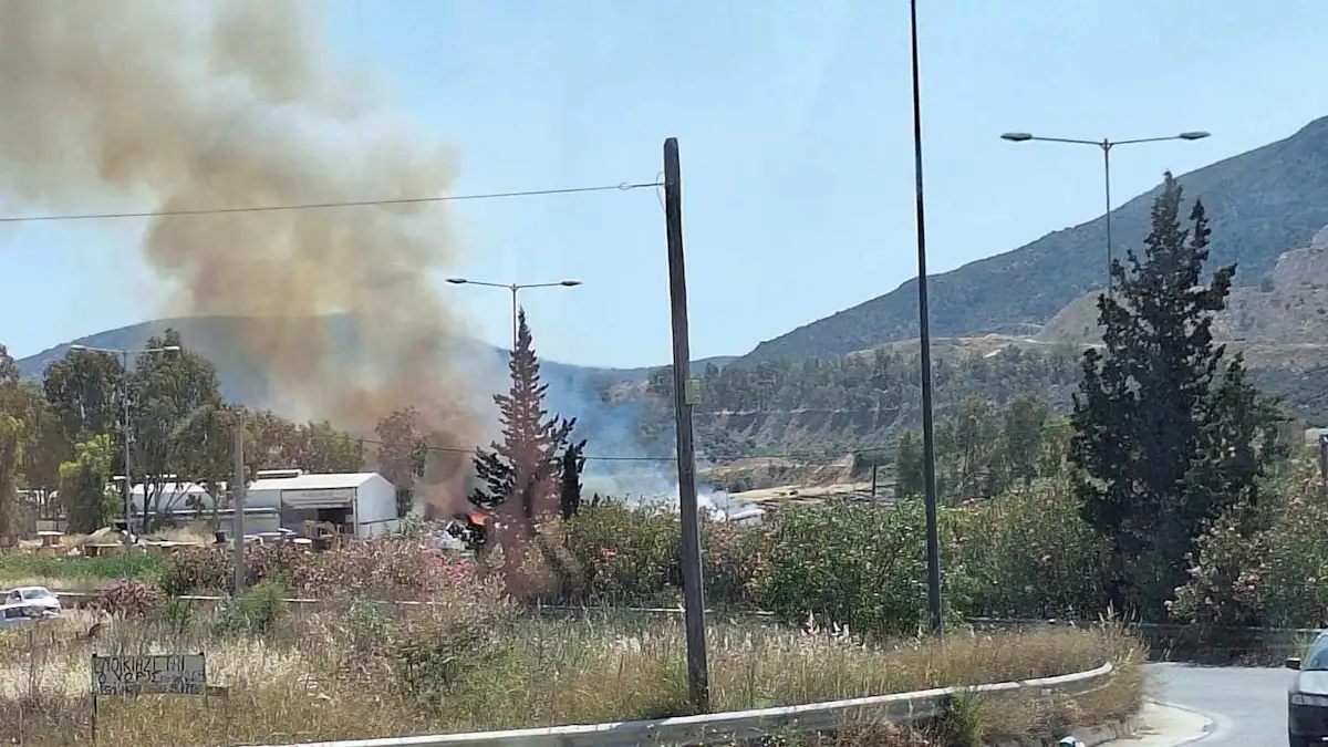 Φωτιά στο Μαρκόπουλο: Μήνυμα του 112 – «Κλείστε πόρτες και παράθυρα»