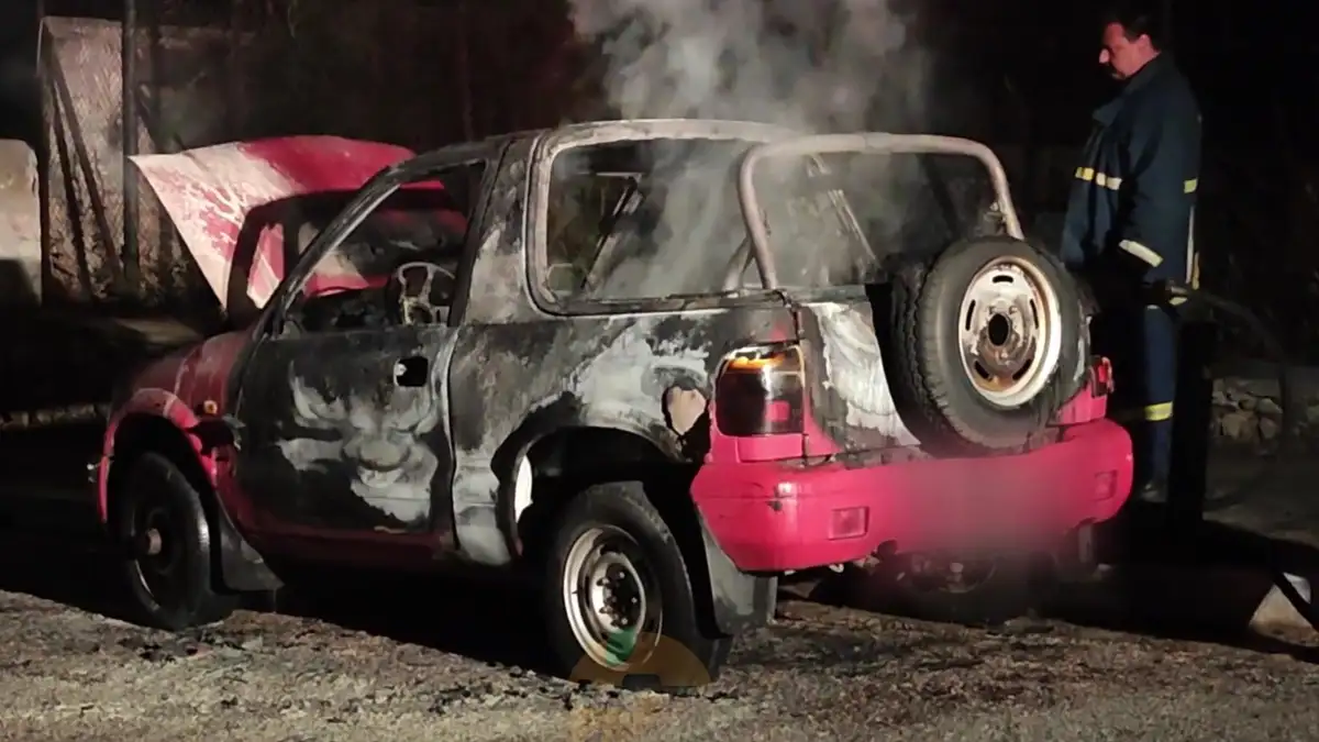 Νεκρός άνδρας μετά από φωτιά στο αυτοκίνητό του στο Παγκράτι στην Αθήνα - Δεν γνωρίζουν ακόμα ποιος είναι