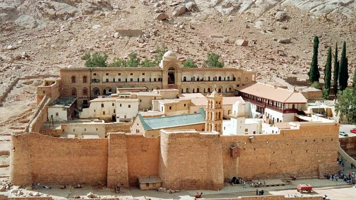 Άνοιξε ξανά η Μονή της Αγίας Αικατερίνης μετά το αιφνιδιαστικό κλείσιμο χθες - Πιέσεις στους μοναχούς να άρουν την απόφαση απομόνωσης