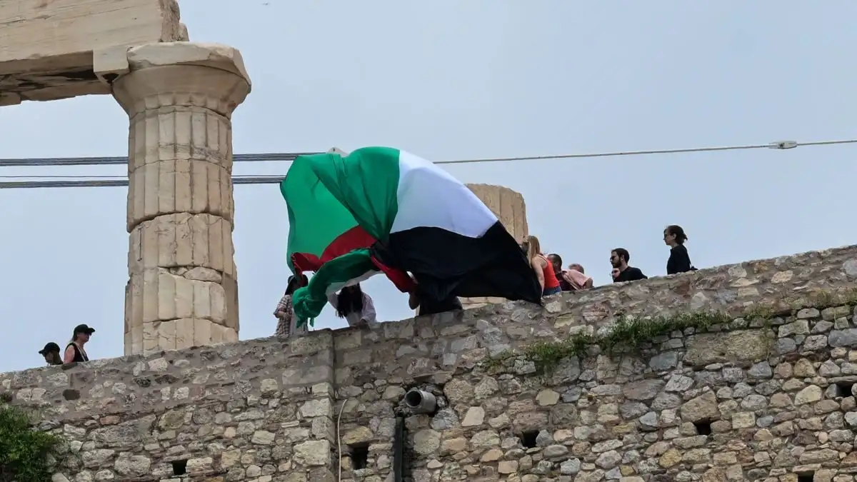 Ελεύθερα τα μέλη της Νέας Αριστεράς που ύψωσαν τη σημαία της Παλαιστίνης στην Ακρόπολη