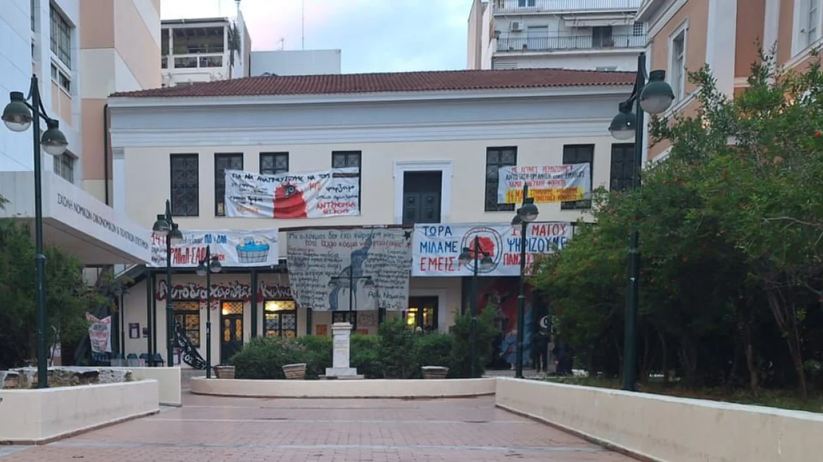 «Λίφτινγκ» στη Νομική - Καθάρισαν τους τοίχους από τα γκράφιτι και απομάκρυναν τα πανό, δείτε φωτογραφίες και βίντεο