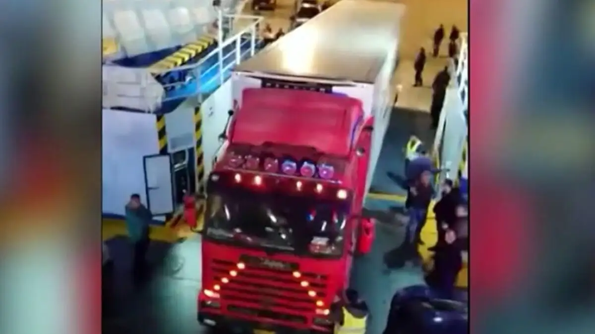 Ηγουμενίτσα: Χειροπέδες στον οδηγό και συνοδηγό της νταλίκας που μπλόκαρε την αναχώρηση πλοίου για την Κέρκυρα