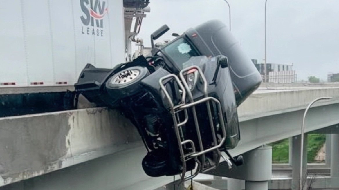 ΗΠΑ: «Δεν θέλω να πεθάνω» - Το δραματικό τηλεφώνημα οδηγού φορτηγού που κρεμόταν στο κενό από γέφυρα