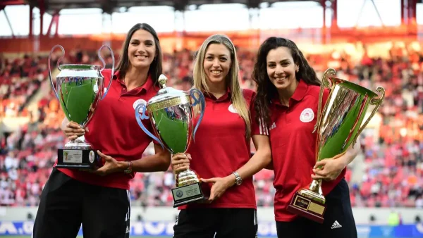 Ολυμπιακός: Γιορτή τίτλων στο «Καραϊσκάκης», αποθέωση για τον Ερασιτέχνη και τα 15 τρόπαια που κατέκτησε