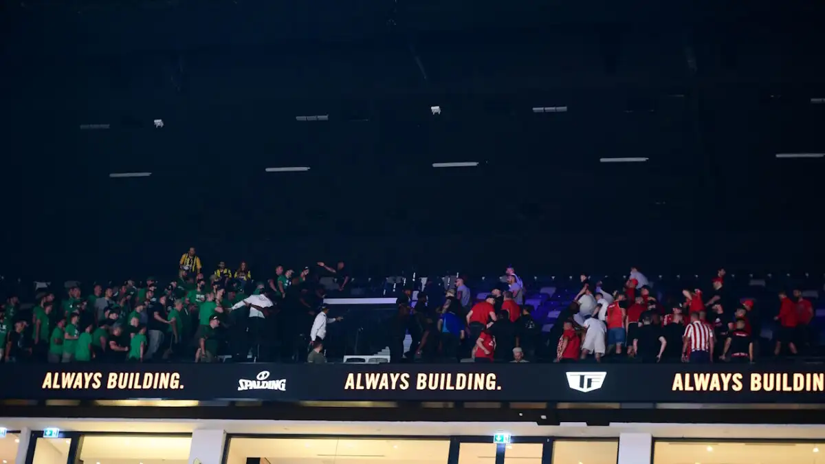 Στην Ελλάδα οι 200 Έλληνες οπαδοί, μετά από ταλαιπωρία 40 ωρών – Καθηλώθηκαν στη Γεωργία, κατά την επιστροφή από το Άμπου Ντάμπι