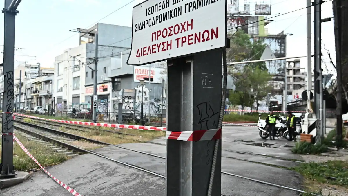 ΟΣΕ: Απολύθηκε φύλακας που άργησε να κατεβάσει τις μπάρες σε ισόπεδη διάβαση