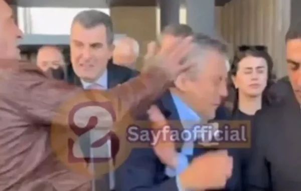 Χτύπησαν στο κεφάλι τον πρόεδρο του CHP, Οζγκιούρ Οζέλ στην Κωνσταντινούπολη – Ο δράστης είχε σκοτώσει τα παιδιά του το 2004