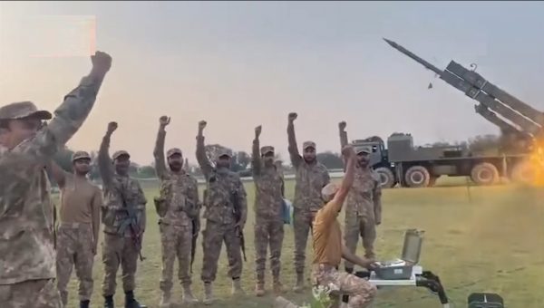 Η Ινδία κατηγορεί το Πακιστάν ότι παραβίασε την εκεχειρία -Εκρήξεις ακούγονται σε πόλεις του Κασμίρ