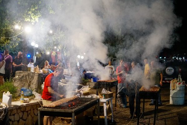 Διαψεύδει κατηγορηματικά η κυβέρνηση όσα ακούστηκαν για τα πανηγύρια και τις ψησταριές: «Δεν θα επιτρέπαμε ποτέ να γίνει κάτι τέτοιο»