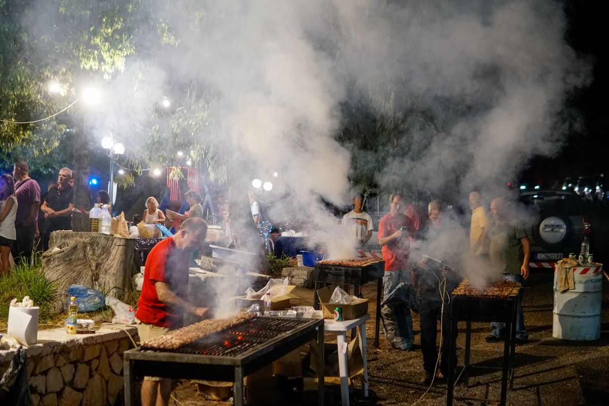 Διαψεύδει κατηγορηματικά η κυβέρνηση όσα ακούστηκαν για τα πανηγύρια και τις ψησταριές: «Δεν θα επιτρέπαμε ποτέ να γίνει κάτι τέτοιο»
