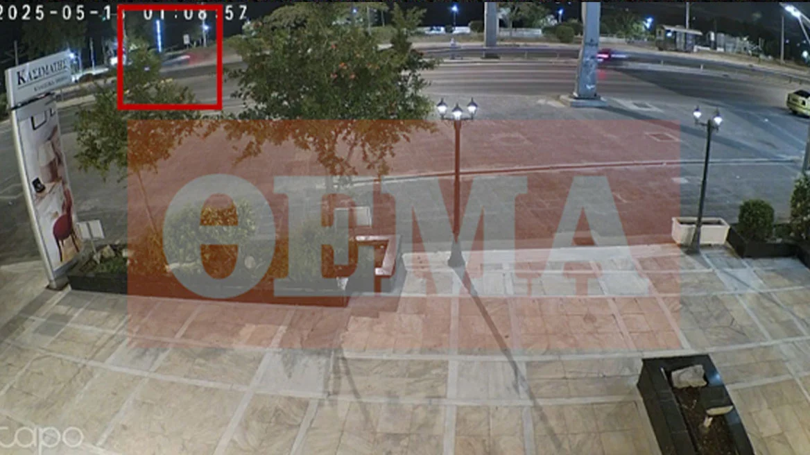 Τροχαίο στην Παραλιακή: Η στιγμή που το αυτοκίνητο «καρφώνεται» σε φανάρι - Δύο οι βαριά τραυματίες