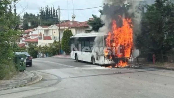 Θεσσαλονίκη: Λεωφορείο πήρε φωτιά εν κινήσει – Πρόλαβαν να βγουν οι επιβάτες
