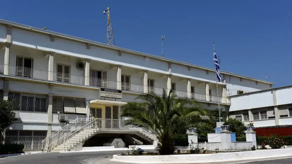 Φυλακές Κορυδαλλού: Σωφρονιστικός υπάλληλος έβγαλε έξω βαρυποινίτη για να του φτιάξει το αυτοκίνητο