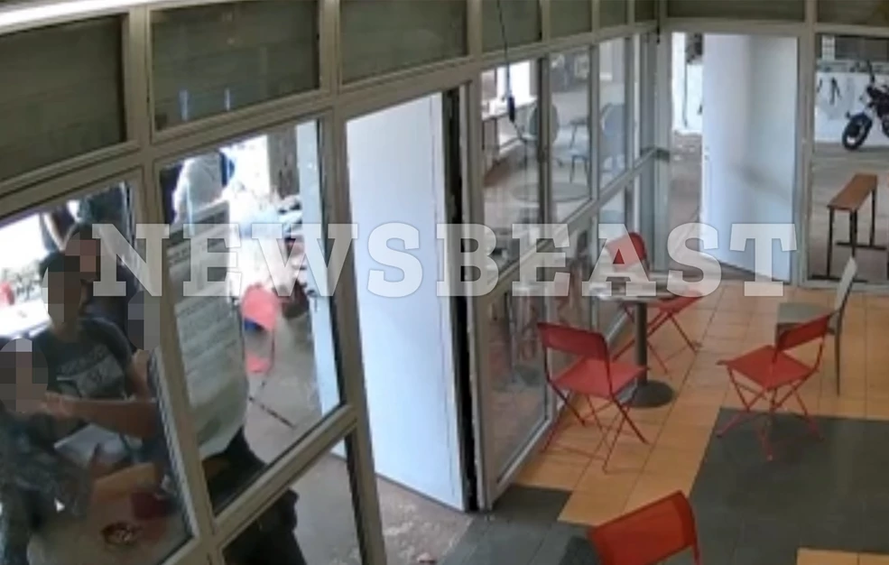 Η στιγμή της επίθεσης στην ιδιοκτήτρια του κυλικείου της σχολής Μηχανολόγων στην Πολυτεχνειούπολη – «Μην με ακουμπάς»
