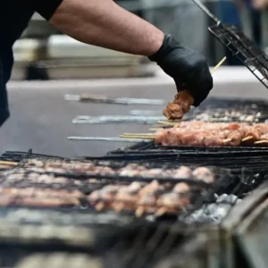 Πρόστιμο 2.000€ στην Εύβοια για ψησταριά – Συλλήψεις και βαριές καμπάνες σε Αττική και Λασίθι