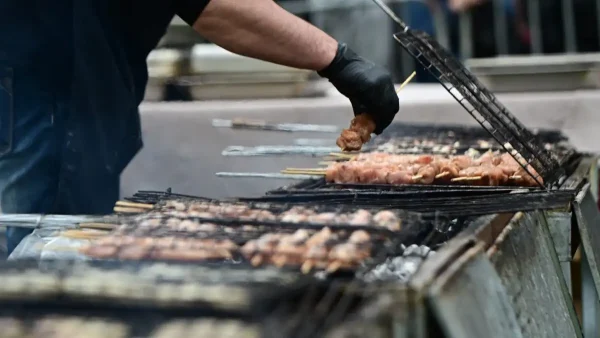 Καμία απαγόρευση στις ψησταριές στα πανηγύρια διευκρινίζει η κυβέρνηση