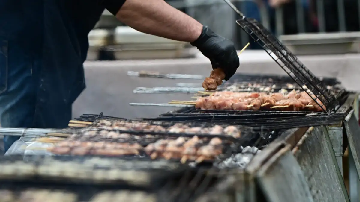 Καμία απαγόρευση στις ψησταριές στα πανηγύρια διευκρινίζει η κυβέρνηση