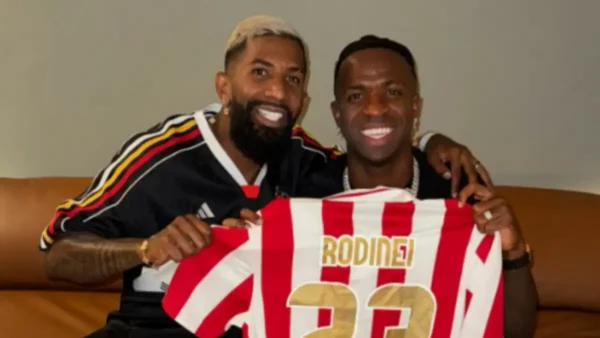 «Βίνι Ολυμπιακάρα»: Ροντινέι και Βινίσιους ποζάρουν με τα ερυθρόλευκα στο Ρίο