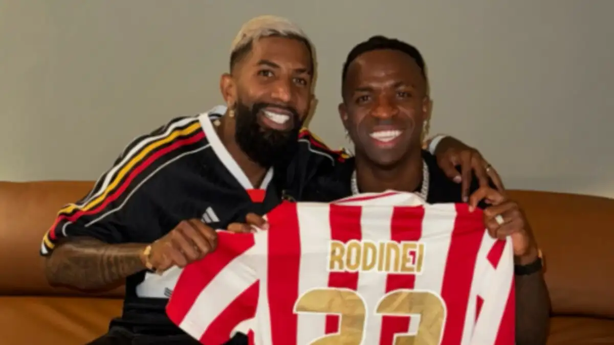 «Βίνι Ολυμπιακάρα»: Ροντινέι και Βινίσιους ποζάρουν με τα ερυθρόλευκα στο Ρίο