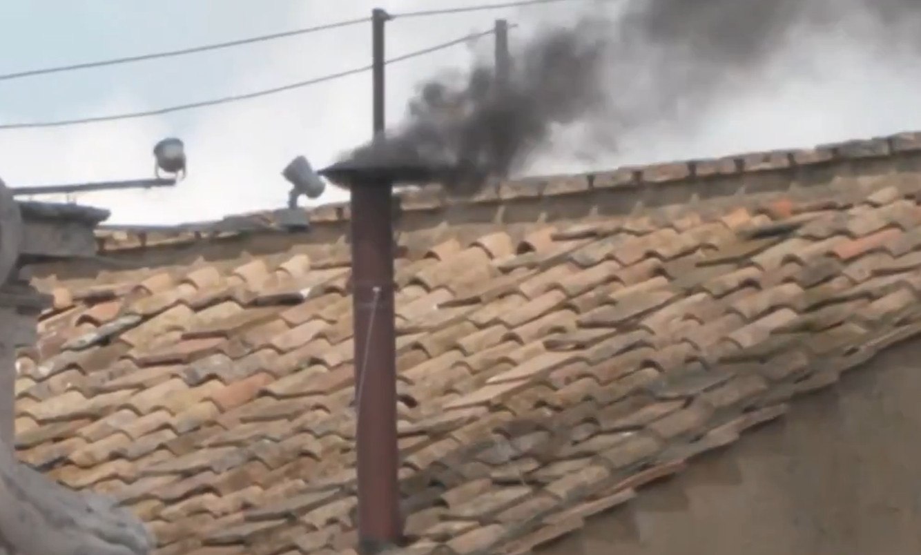 Μαύρος καπνός ξανά από την Καπέλα Σιξτίνα του Βατικανού, δεν βγήκε Πάπας