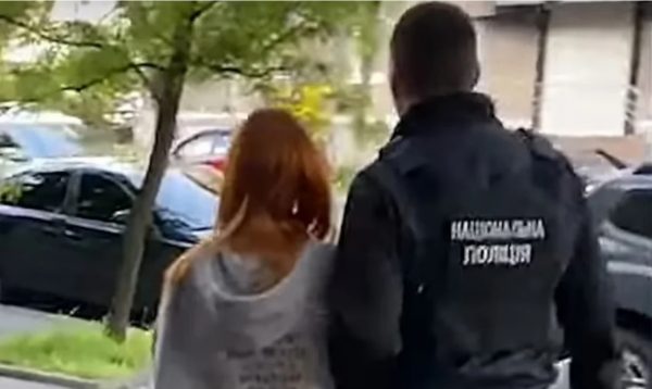 Βίντεο: Η σύλληψη 20χρονης μητέρας που προσπάθησε να πουλήσει τον 2χρονο γιο της για 21.000 ευρώ