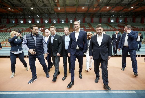 Μητσοτάκης: Στα ανακαινισμένα γήπεδα στίβου και ξιφασκίας στην Παιανία - «Η υποστήριξη του αθλητισμού απαιτεί επένδυση σε υποδομές»