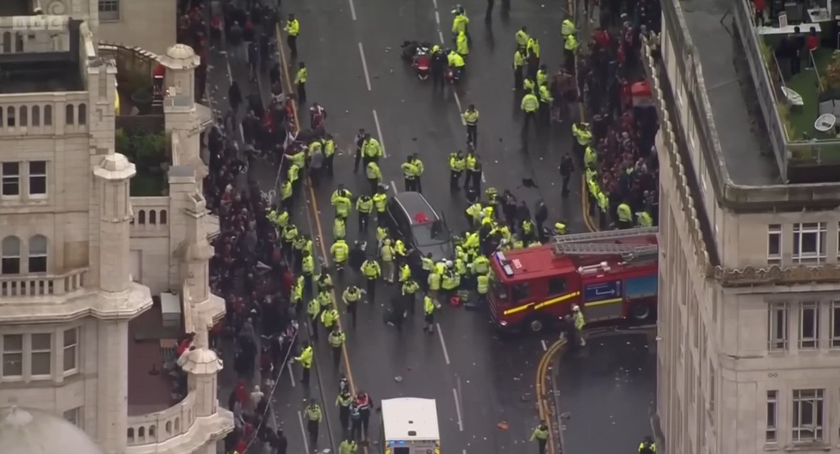 Αυτόπτες μάρτυρες περιγράφουν τον πανικό στη φιέστα της Λίβερπουλ: «Τι συνέβη, πώς συνέβη, γιατί συνέβη; – Ακόμη τρέμουμε»