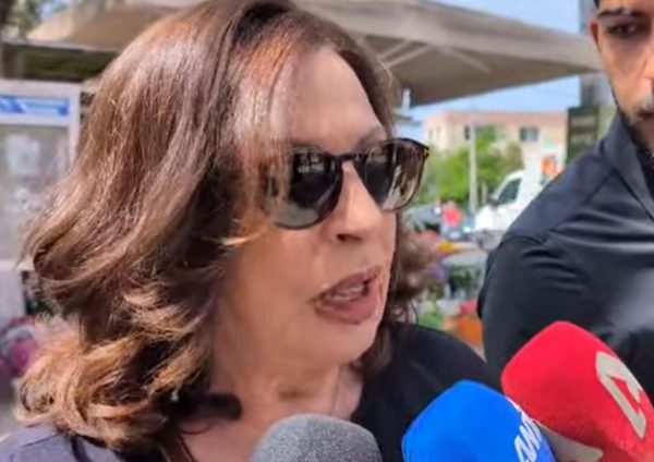 Αχιλλέας Θεοφίλου - Κηδεία: Το «ευχαριστώ» της Χαρούλας Αλεξίου - Συγγενείς και φίλοι αποχαιρετούν τον μουσικό παραγωγό