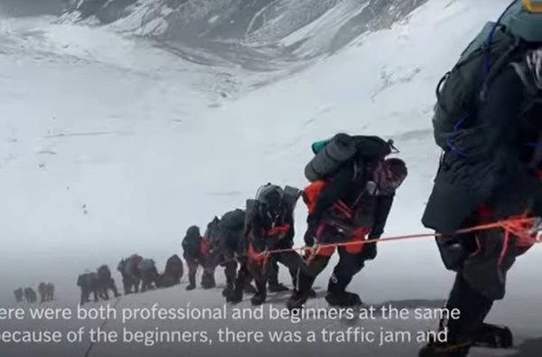 «Μποτιλιάρισμα» και στο... Έβερεστ - Ουρές κάνουν οι ορειβάτες για να φτάσουν στην κορυφή των 8.849 μέτρων