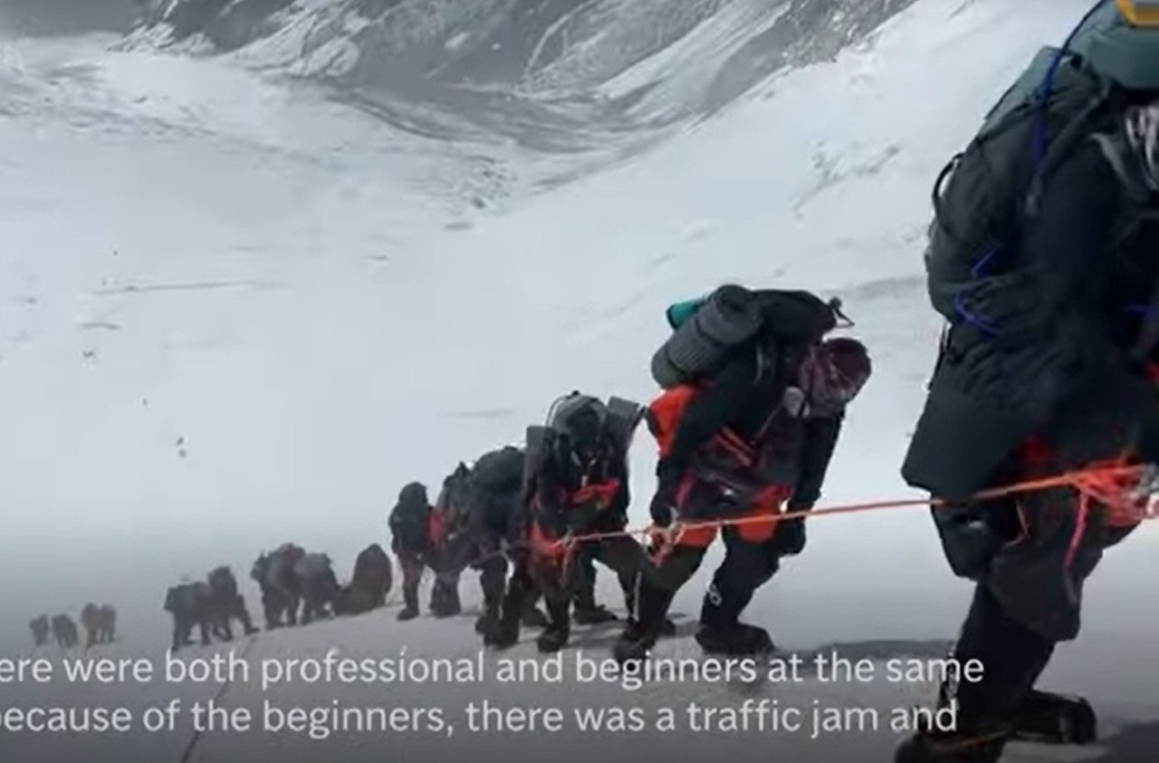 «Μποτιλιάρισμα» και στο... Έβερεστ - Ουρές κάνουν οι ορειβάτες για να φτάσουν στην κορυφή των 8.849 μέτρων