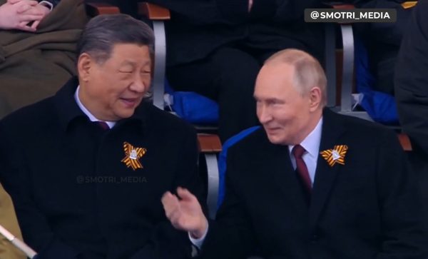 «Ημέρα της Νίκης»: Επίδειξη ισχύος από Πούτιν στη Μόσχα – Δίπλα του ο Σι Τζινπίνγκ, θερμές χειραψίες και αγκαλιές με Βορειοκορεάτες στρατηγούς