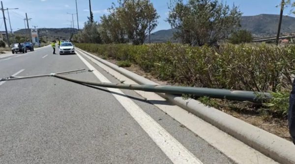 Κερατέα: Σάπια κολώνα έπεσε στη Λεωφόρο Λαυρίου