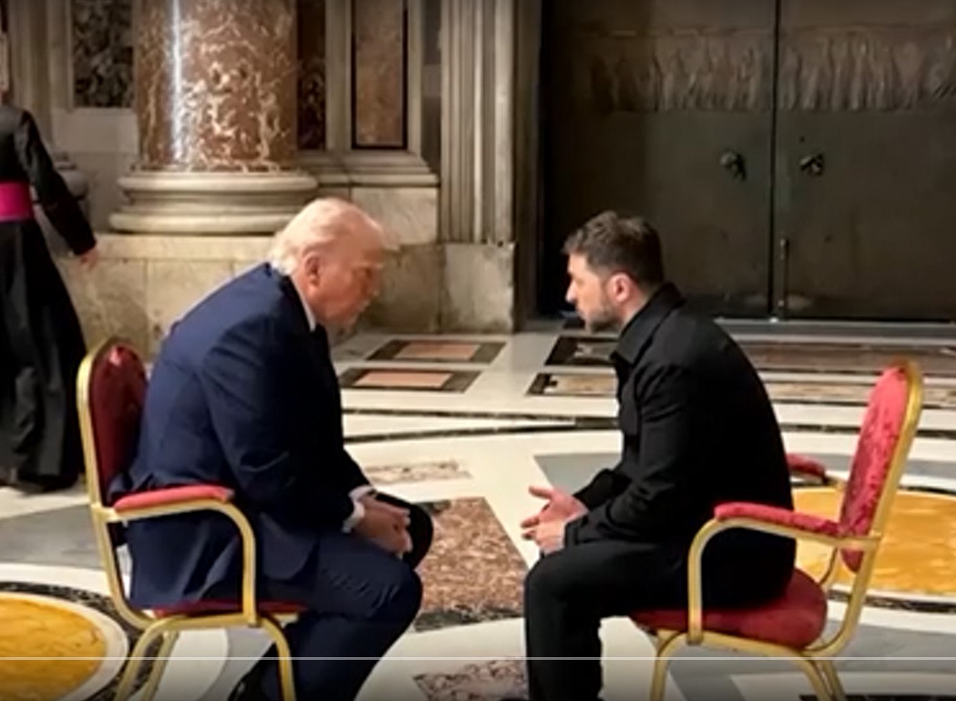 Ο Ζελένσκι αποκάλυψε τι είπαν με Τραμπ στο Βατικανό: «Ήταν η πιο ουσιαστική συζήτηση»