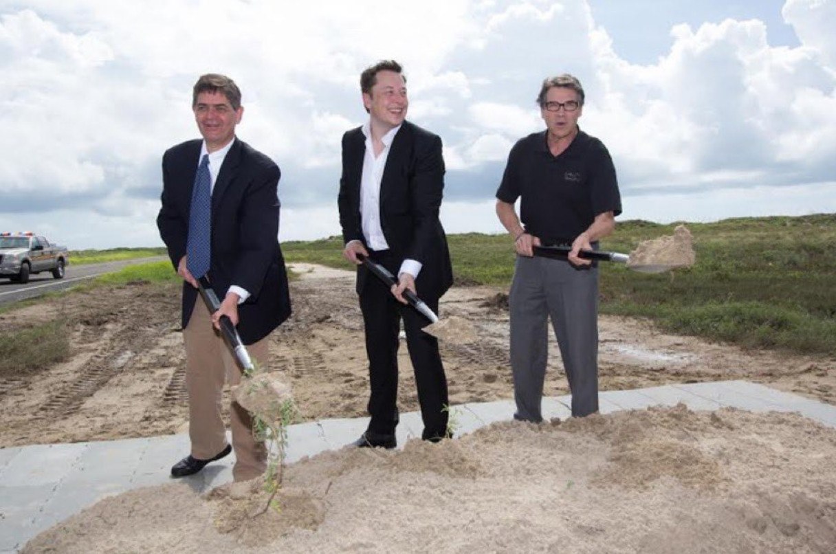 Έλον Μασκ: Απέκτησε τη δική του πόλη στο Τέξας - Μία τεράστια χάλκινη προτομή του σας καλωσορίζει στην Starbase