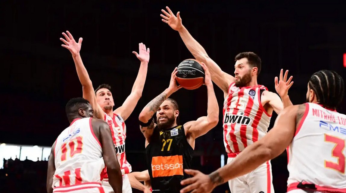 Ολυμπιακός – ΑΕΚ 87-85: Ο Χέιλ έκανε ματσάρα στο ΣΕΦ αλλά οι Πειραιώτες έφτασαν στο 1-0 για τους ημιτελικούς (Βίντεο)