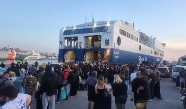 Τηλεφώνημα για τοποθέτηση βόμβας στο πλοίο Blue Star 1 - Δόθηκε εντολή εκκένωσης του πλοίου, δείτε βίντεο