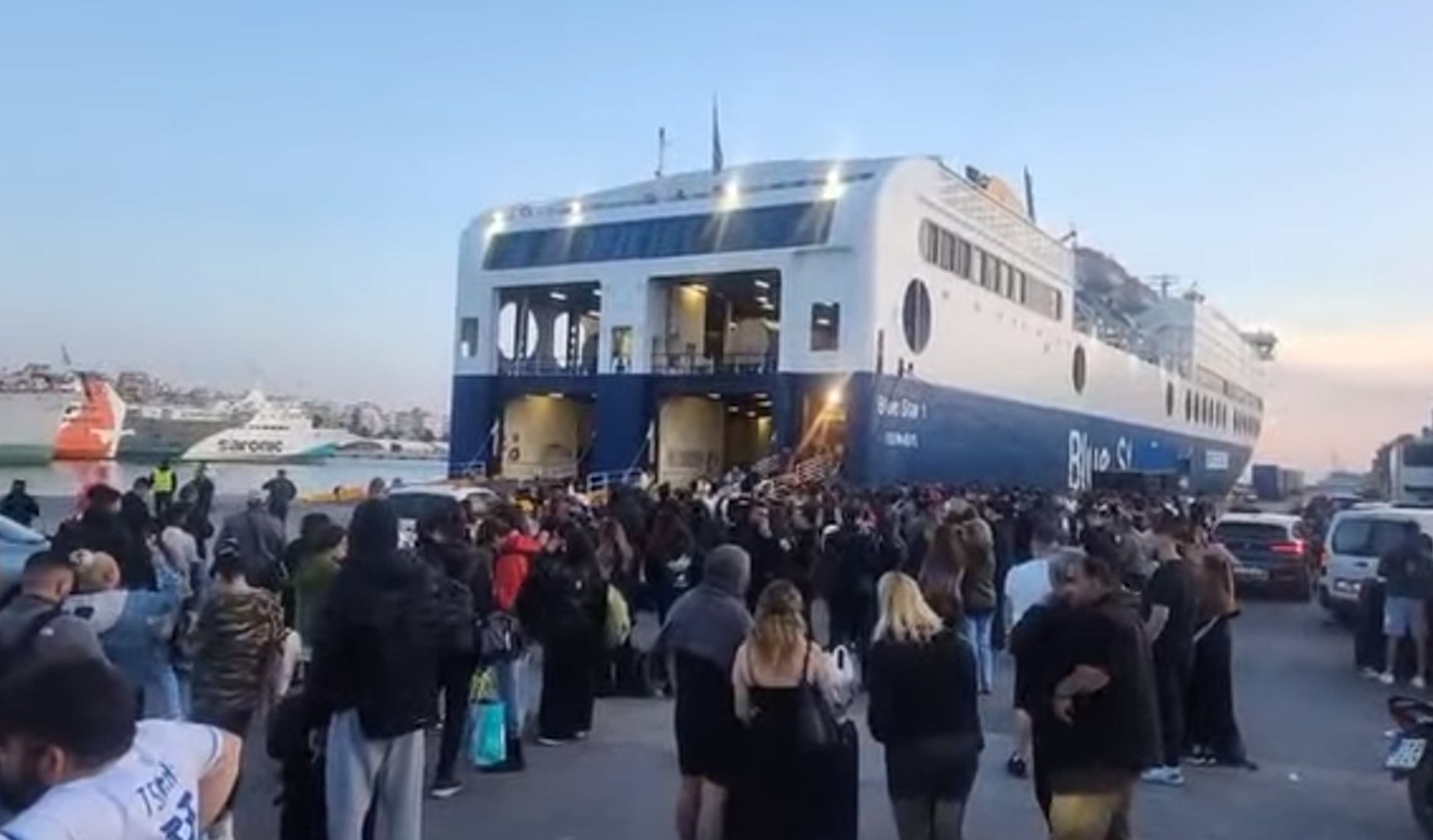 Τηλεφώνημα για τοποθέτηση βόμβας στο πλοίο Blue Star 1 - Δόθηκε εντολή εκκένωσης του πλοίου, δείτε βίντεο