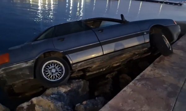 Κως: Αυτοκίνητο έπεσε στα βράχια μέσα στο λιμάνι – Στο νοσοκομείο ο οδηγός